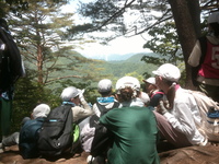 山頂で、ひと休みの城南っ子です