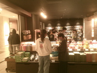 お土産を買っています