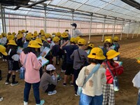 お話を聞きながら、しっかり記録している3年生