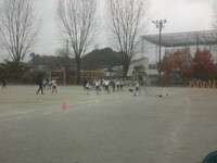 ゴールがきまり、ガッツポーズ