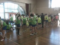 ゲーム前のウォーミングアップに気合が入っています🏀