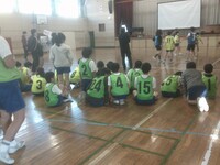 ゲームを見守る子どもたち