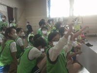 シュートが決まりもり上がる城南ベンチ