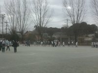 校庭に避難しています