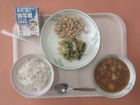 節分メニュー:麦ごはん、じゃがいものそぼろ煮、なめたけあえ、きなこだいず、牛乳