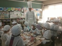 子どもたちに話しかける杉山シェフ