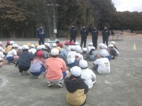 コーチの皆様からのお話を真剣に聞く3年生