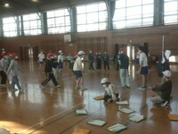 体育館での見学　