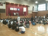 体育館に全員が集まって行われた表彰朝会