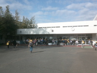 昇降口には1年生の姿が見えます