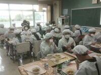 美味しい給食をもりもり食べる城南っ子