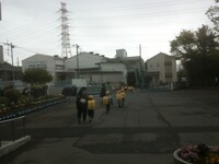 お家の方といっしょに下校する1年生