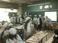 給食当番が配膳しています