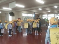 赤ロビーに1年生が整列しています