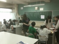 児童会室で話し合う代表委員会