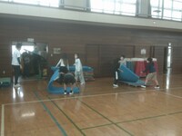 運動委員会は体育館でマット運びを行いました