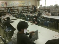 夢中になって読書をする1年生