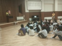 入所式 ～所長さんのお話を真剣に聞いています～