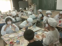 モリモリ、みんなと楽しく給食を食べている5年生